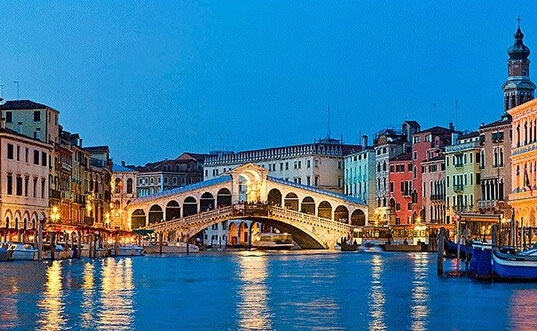 威尼斯颁布旅游新规：运河勿游泳，桥上不久留.jpg