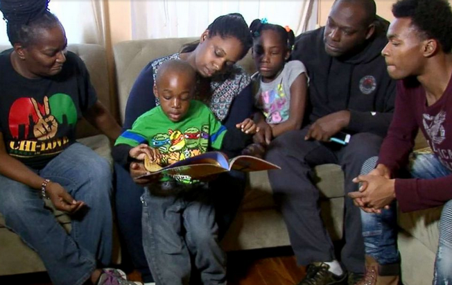 美国4岁男孩直播一天内读完百本书