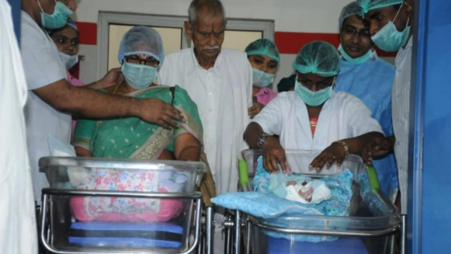 印度一74岁女子生下双胞胎