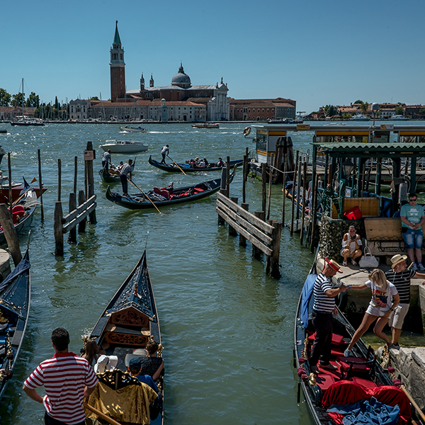 水城威尼斯被“低质量旅游”淹没.jpg
