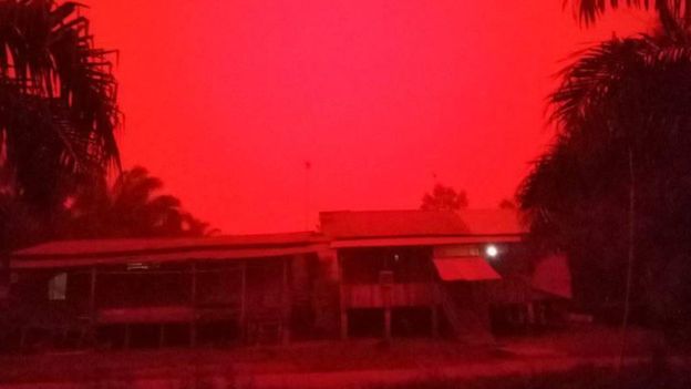 印尼占碑省的天空变成了血红色!