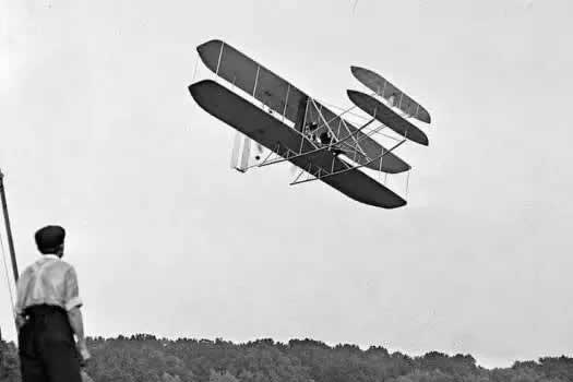莱特兄弟是世界上公认的飞机发明者
